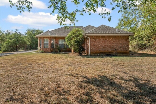 Building Photo - Charming Home In Weatherford