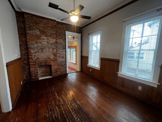 Building Photo - 1327 E Washington St