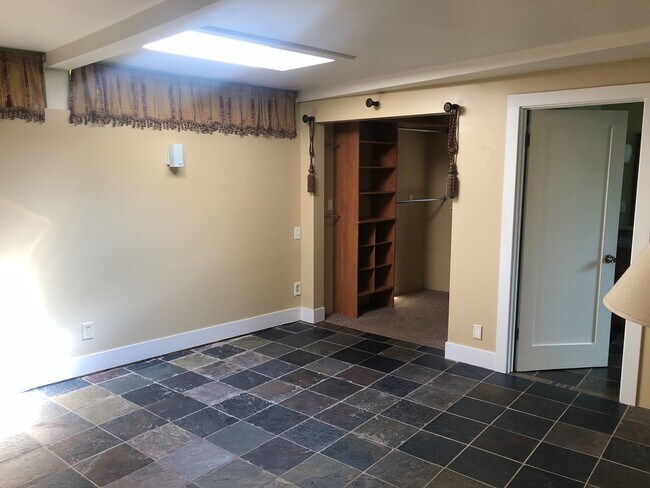 Building Photo - Maple Leaf, Two Bedroom, Woodsy Yard