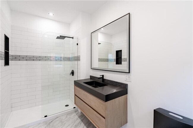 Building Photo - 170 Broadway