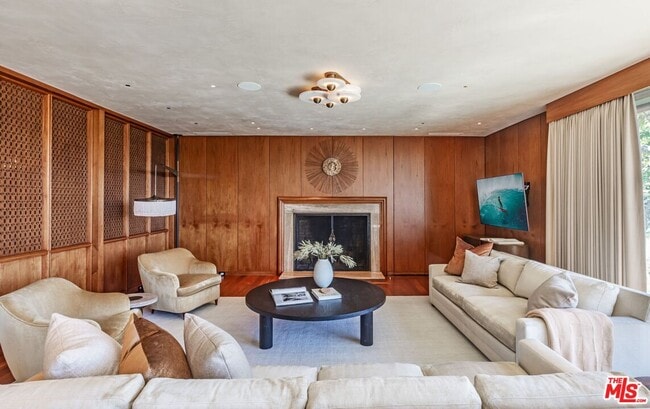 Building Photo - 400 Toyopa Dr