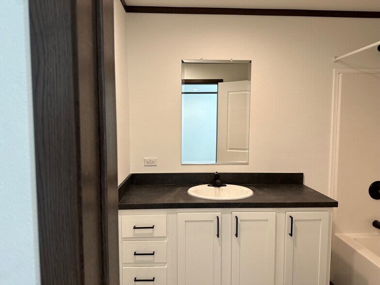 Building Photo - 204 Paradise Ter