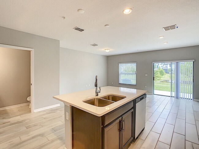 Building Photo - Stylish 3-Bedroom Townhome in Gated Sanfor...
