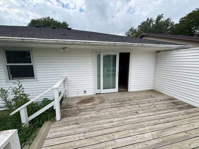 Building Photo - $1450 - 2 Bed 1 Bath Home