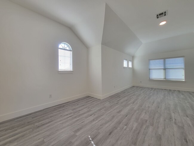 Building Photo - Fantastic 4 Bed 2.5 Bath Single Family Hom...