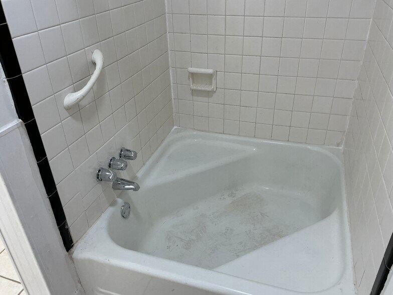 Building Photo - 4926 Pinevilla St