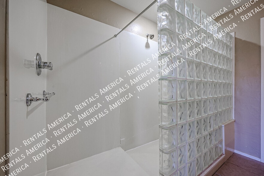 Building Photo - 3908 E Sabra Ln