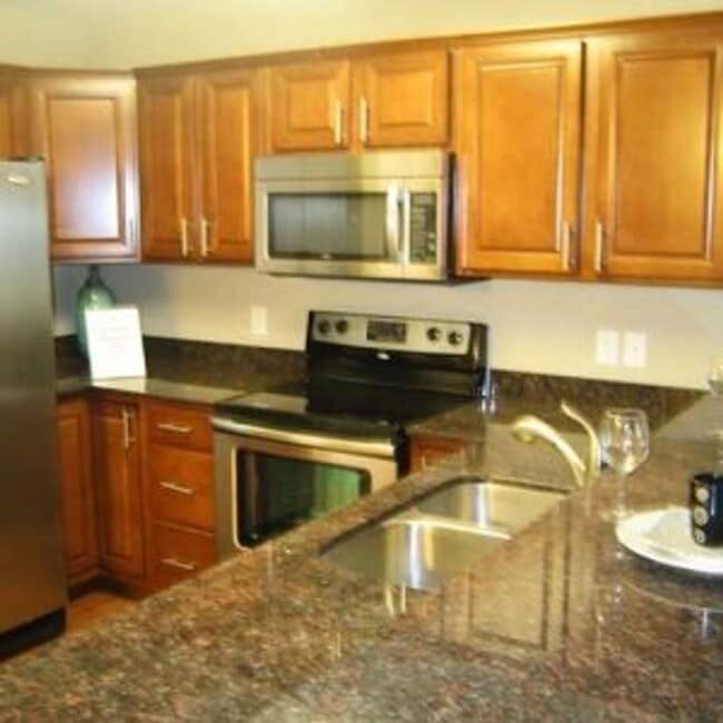 Building Photo - Luxury Townhome and beautiful kitchen