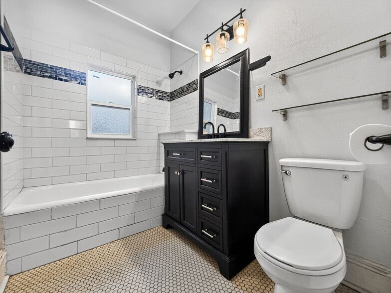 Building Photo - 1016 E Washington Ave