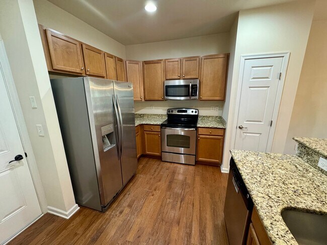 Building Photo - 3BR/2B Townhome in Great Ballantyne Location
