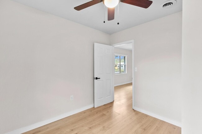 Building Photo - 725 40th Pl
