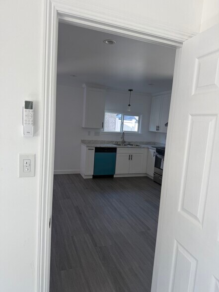Building Photo - 265 E 69th Way