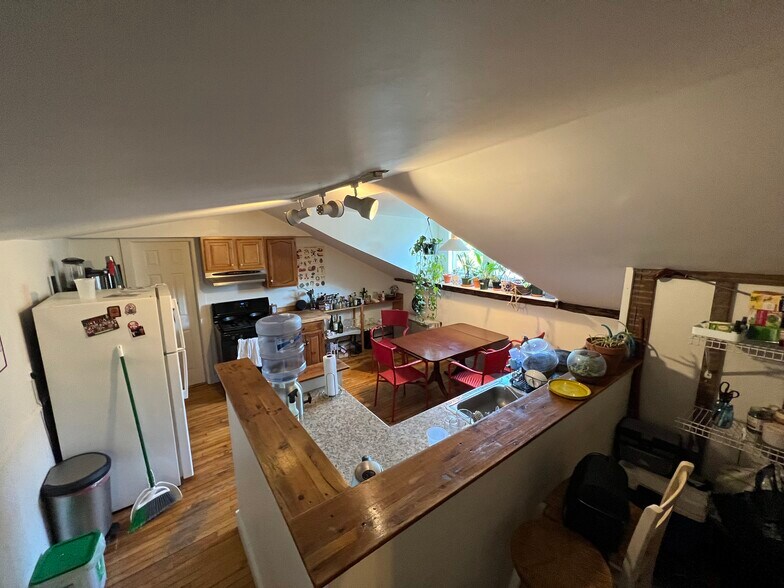 Building Photo - 192 Pine St