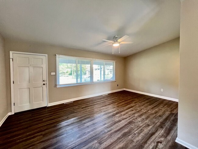 Building Photo - 3-Bedroom Home In Laurel Manor - Fenced Ba...
