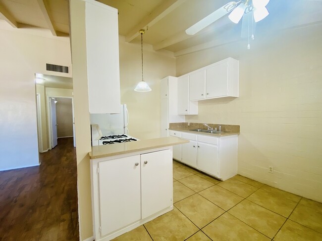 Building Photo - Spacious 2 Bedroom with Hard Flooring, Vau...