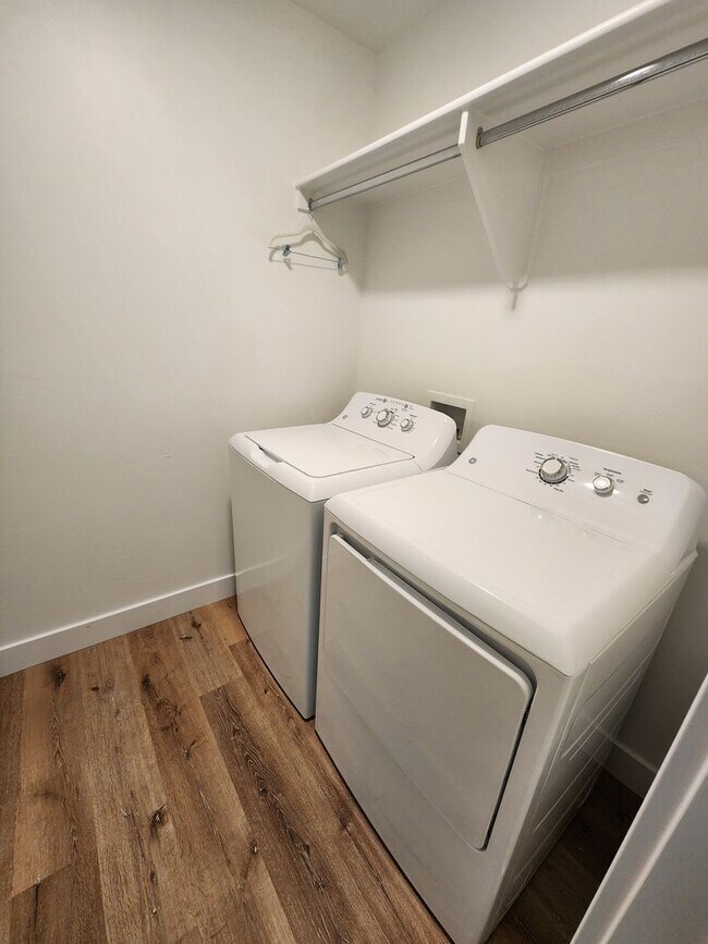 Building Photo - Beautiful Modern Townhome with Spacious La...