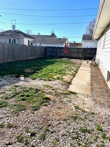 Fully Fenced Back Yard - 620 N State St