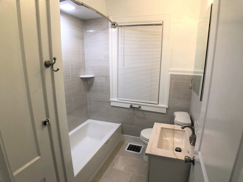 Bathroom - 5346 Hillcrest St