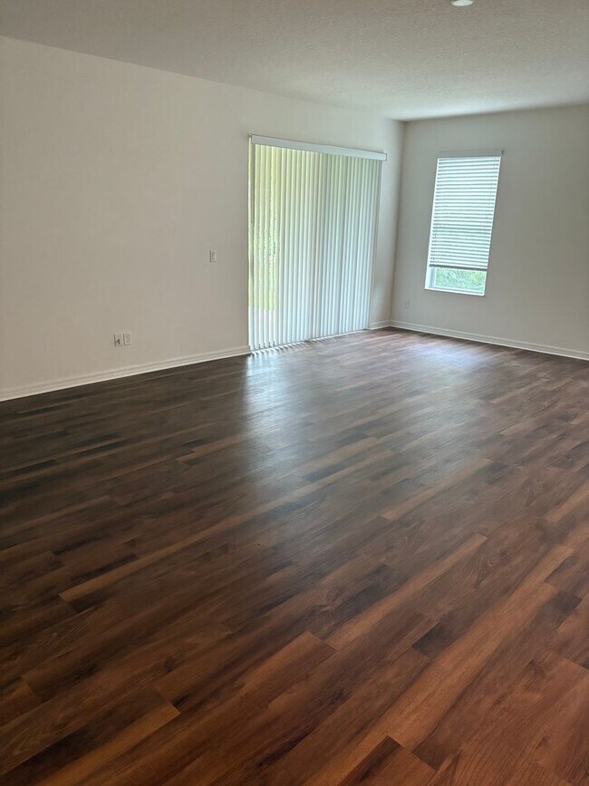 Building Photo - IMMEDIATE OCCUPANCY !!! LARGE// 5 Bedroom ...