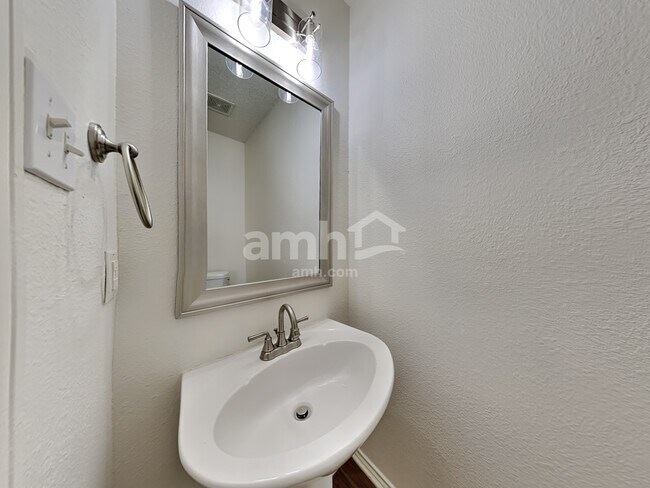 Building Photo - 3917 Periwinkle Dr