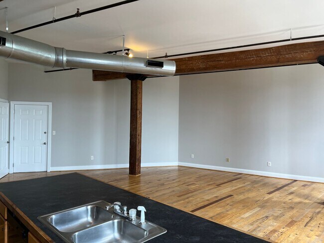 Building Photo - 265 N Queen St