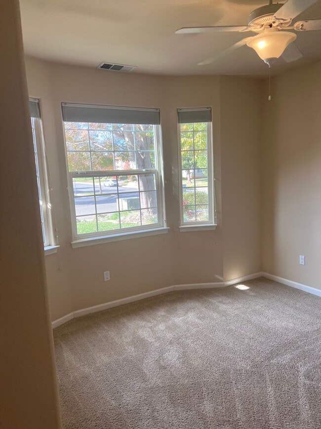 Building Photo - 3 bedroom, 2 bathroom house located in the desirable neighborhood