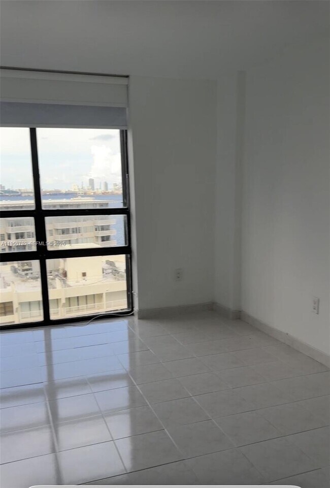 Building Photo - 1450 Brickell Bay Dr