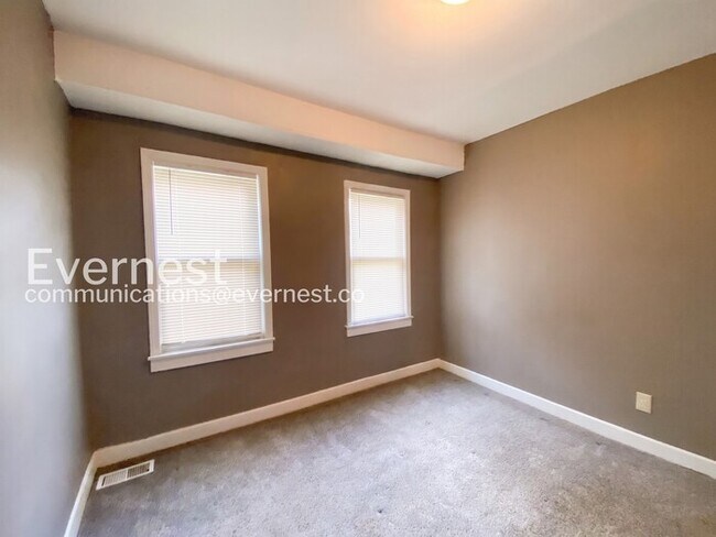 Building Photo - Cozy 2beds - 1bath Home with Off-Street Parking  / Available Now!
