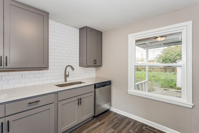 Building Photo - Three Bed for March move in!