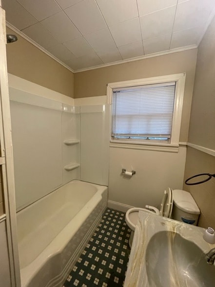 Building Photo - 404 Vivion St