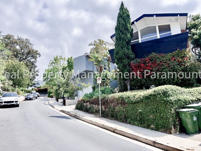 Building Photo - Furnished Brentwood Hills Retreat with Tim...
