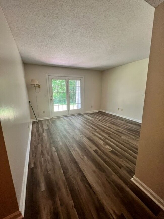 Building Photo - Adorable 2 bedroom 1 bath condominium
