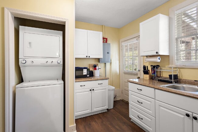 Building Photo - Belhaven Bombshell FURNISHED