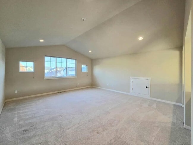 Building Photo - Large 3 bedroom, 3 bath newer build in sought after East Wenatchee neighborhood!