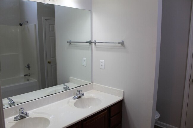 Building Photo - Beautifully Renovated Home in Worthington ...