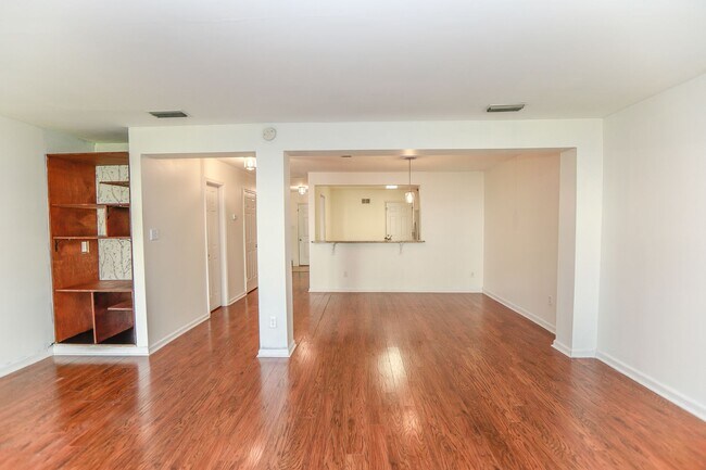 Building Photo - "Charming Kempsville Lake Townhome – Great Amenities & Location!"