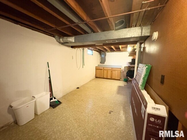 Building Photo - 6891 N Fox Point Dr