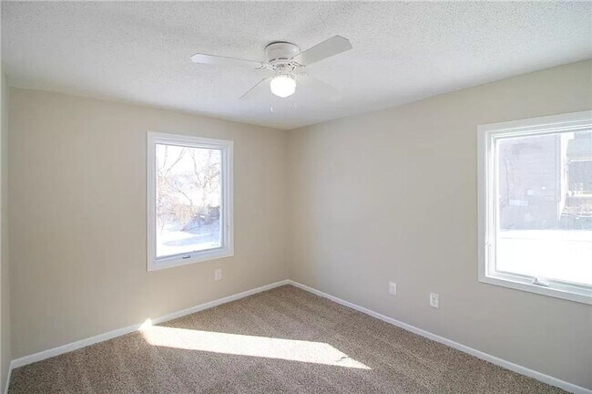 Building Photo - Updated 2 Bed 1 Bath