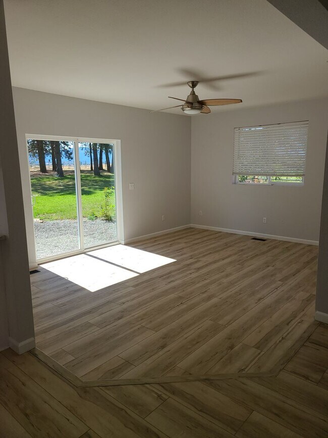 Building Photo - Beautiful Updated 3 bedroom 2.5 bath Hayde...