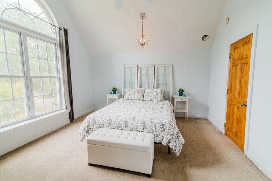 Master Bedroom - Vaulted Ceiling - 427 Thomas St SE