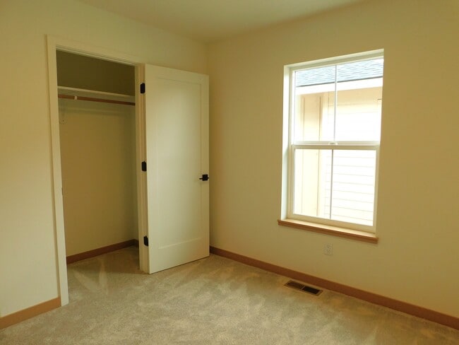 Building Photo - 605 Holstein Wy