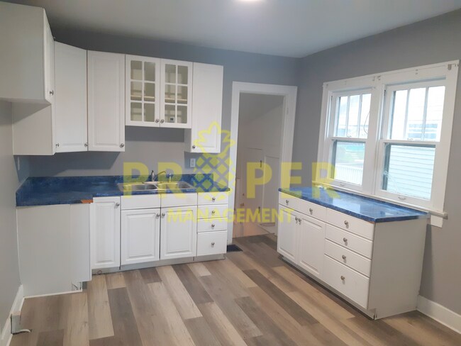 Building Photo - Beautiful 2 bedroom 1 bathroom house with ...