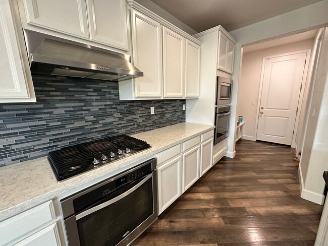 Building Photo - Modern 4 Bed, 3.5 Bath Home with Solar, St...
