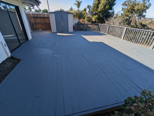 Large deck with storage - 3972 Ecochee Ave