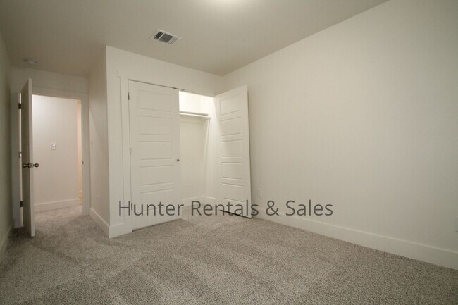 Building Photo - Upscale Three-bedroom Townhome!