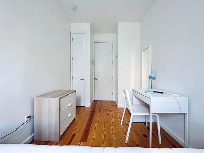 Building Photo - Private Bedroom in a 3 bedroom / 1 bathroo...