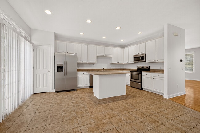 Building Photo - Beautiful 3 Bed Townhome In the Heart Of Village Of West Clay!