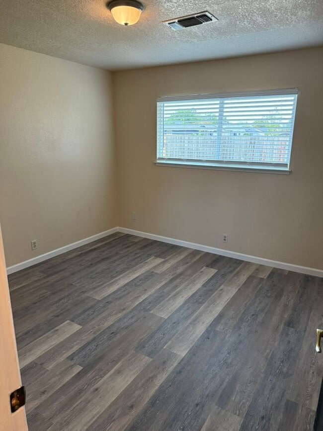 Building Photo - 3-bedroom, 2-bathroom home in great neighb...