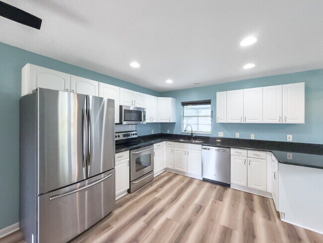 Building Photo - 3 Bed | 2 Bath | 1,200 Sq Ft Single-Family Home  RENT NOW WITH ZERO DEPOSIT on a 12-month lease!