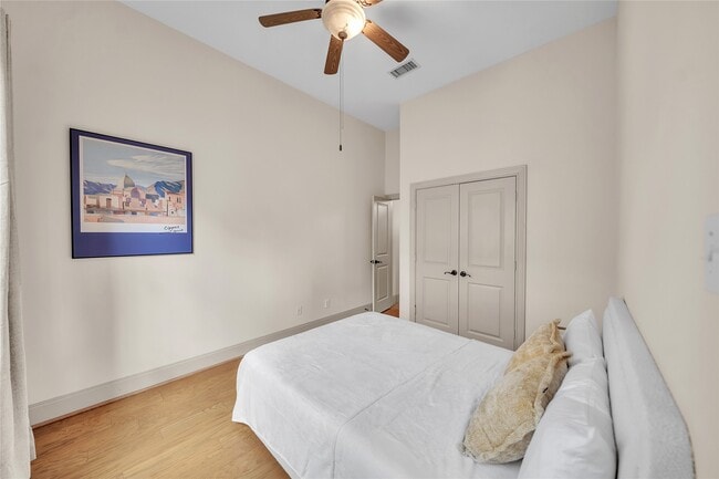 Building Photo - 2318 Camden Dr